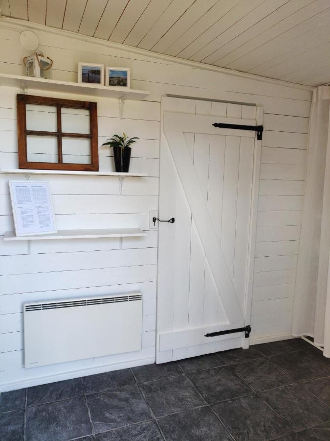 Lillstugan - Centralt Och Havsnaera I Lugnt Villomrade Falkenberg Exterior foto