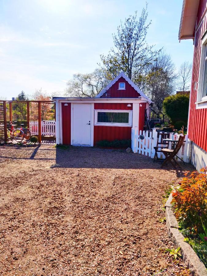 Lillstugan - Centralt Och Havsnaera I Lugnt Villomrade Falkenberg Exterior foto